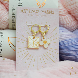 Set of 2 removable stitch markers - Quilter's garden Half squares triangles